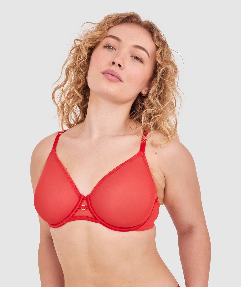 Tay G wears a size 12DD bra and size 12 underwear. She is 161cm tall and has measurements of 92cm bust, a 71cm waist and 101cm hips.
