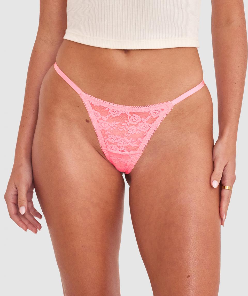 Olivia is wearing a 10B/C top and 10 bottom with bust 81cm/32in waist 65cm/25 1/2in and hip 99cm/39in. She stands at 177cm/5'9in.