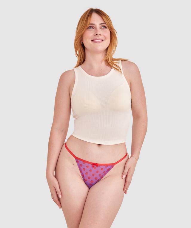 Lucy is wearing a 12DD top and 12 bottom. She stands at 165cm/5'4in.