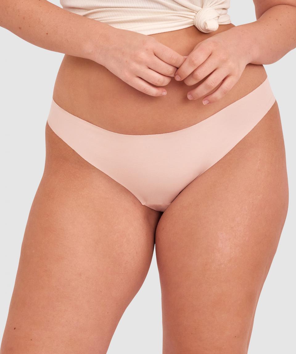 Jasmine is wearing a 12DD bra and size 12 underwear, with bust 96cm/38in, waist 77cm/30.5in, and hip 111cm/43.5in. She stands at 175cm/5'9in.