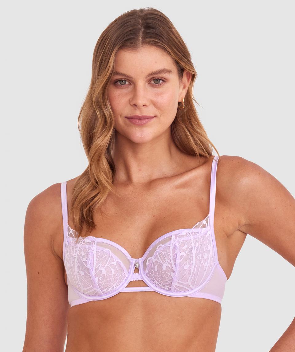 Olivia is wearing a 10B/C top and 10 bottom with bust 81cm/32in waist 65cm/25 1/2in and hip 99cm/39in. She stands at 177cm/5'9in.