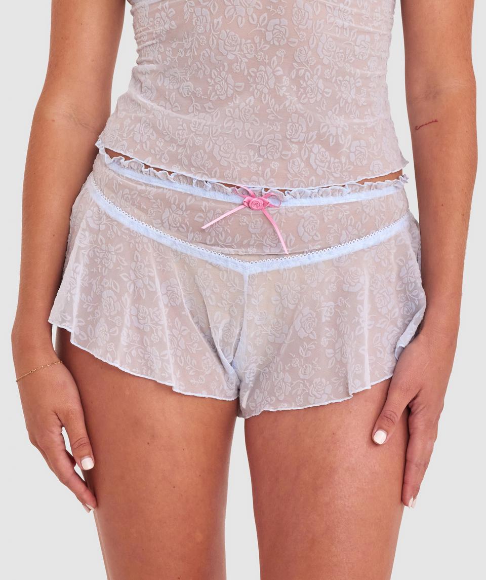 Georgia is wearing a 10BC bra and size 10 underwear, with bust 86cm/34in, waist 69cm/27in, and hip 95cm/37.5in. She stands at 175cm/5'9in.