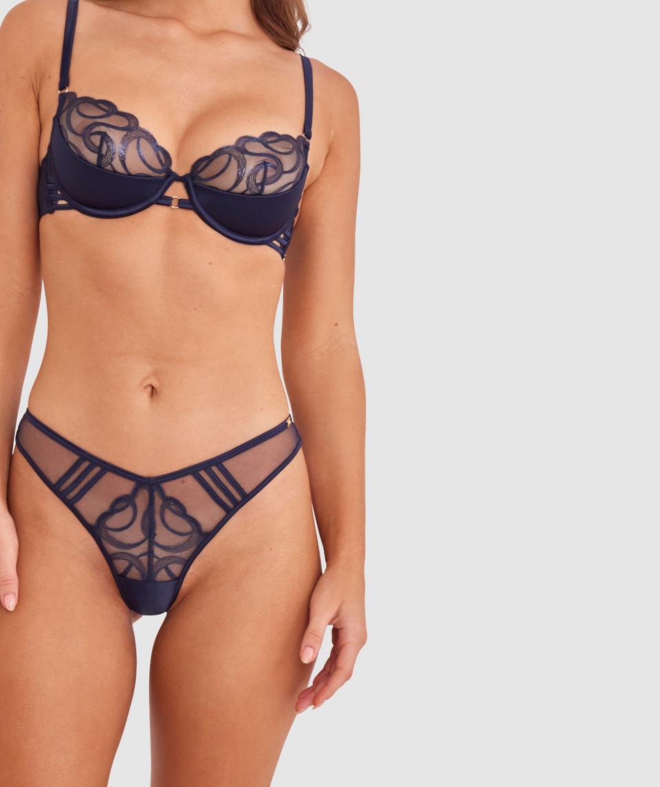 Sianie wears a size 10 B/C bra and size 10 underwear. She is 175cm tall and has measurements of 85cm bust a 66cm waist and 93cm hips.