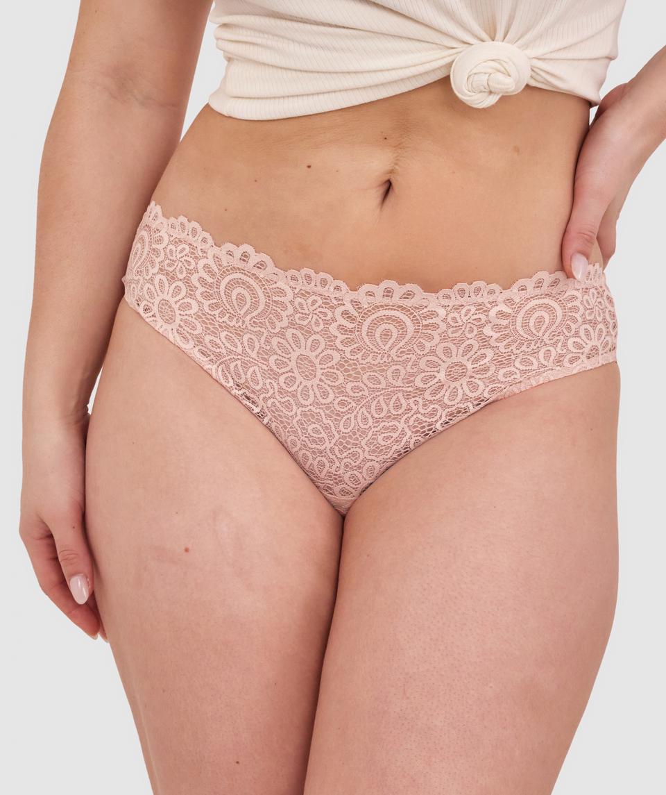 Tay G wears a size 12DD bra and size 12 underwear. She is 161cm tall and has measurements of 92cm bust, a 71cm waist and 101cm hips.