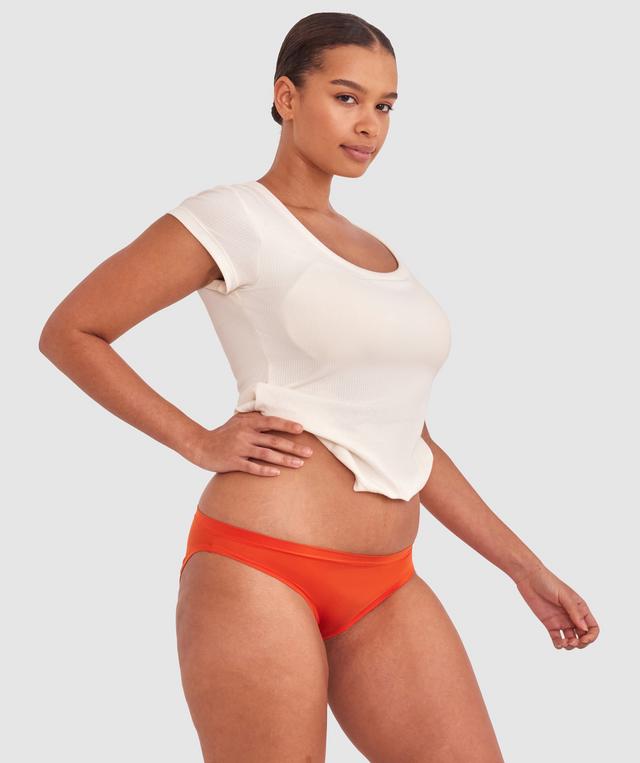 Shimma is wearing a 12 DD top and 12 bottom with bust 94cm/37in waist 70cm/27 1/2in and hip 107cm/42in. She stands at 175cm/5'9in.