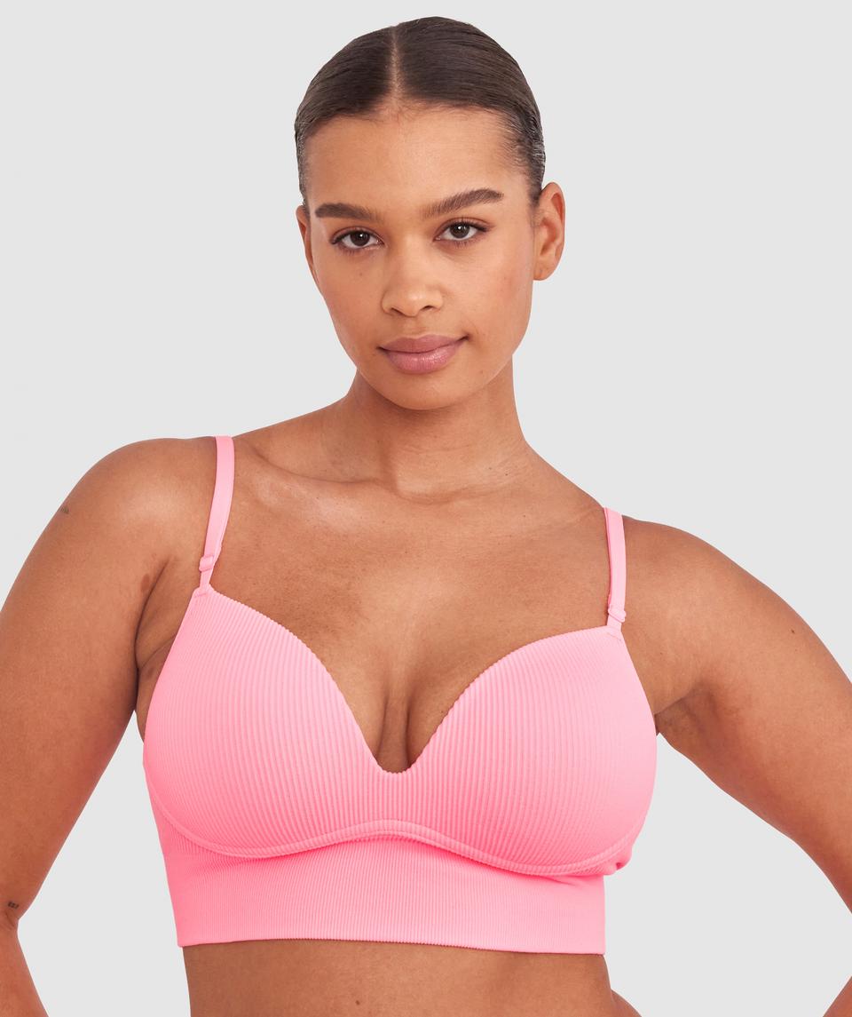 Shimma is wearing a 12 DD top and 12 bottom with bust 94cm/37in waist 70cm/27 1/2in and hip 107cm/42in. She stands at 175cm/5'9in.