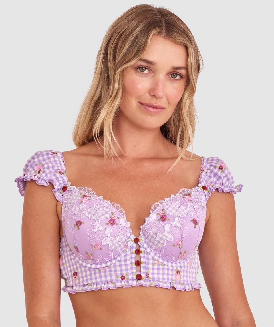 Georgia is wearing a 10BC bra and size 10 underwear, with bust 86cm/34in, waist 69cm/27in, and hip 95cm/37.5in. She stands at 175cm/5'9in.