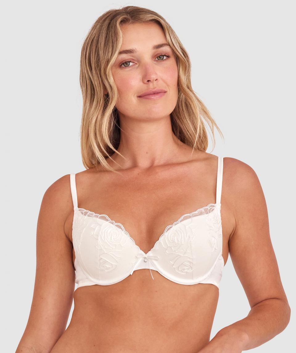 Georgia is wearing a 10BC bra and size 10 underwear, with bust 86cm/34in, waist 69cm/27in, and hip 95cm/37.5in. She stands at 175cm/5'9in.