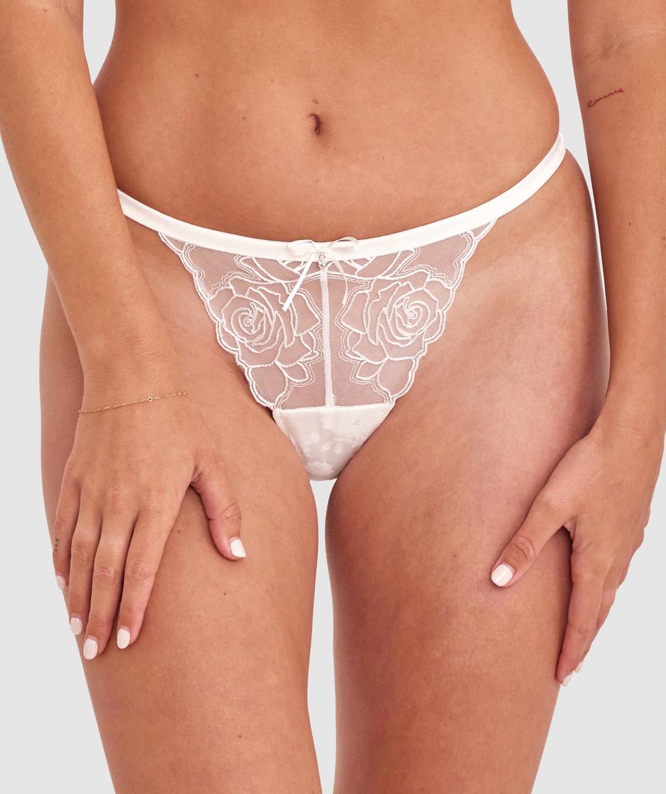 Georgia is wearing a 10BC bra and size 10 underwear, with bust 86cm/34in, waist 69cm/27in, and hip 95cm/37.5in. She stands at 175cm/5'9in.