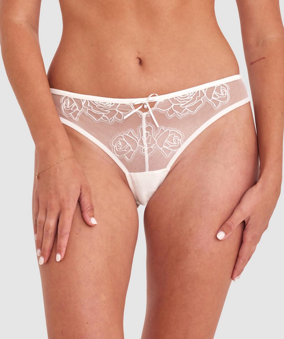 Georgia is wearing a 10BC bra and size 10 underwear, with bust 86cm/34in, waist 69cm/27in, and hip 95cm/37.5in. She stands at 175cm/5'9in.