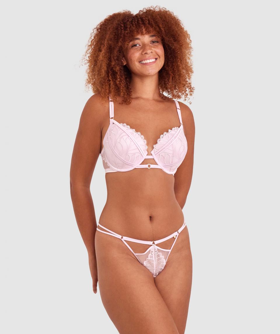 Zara is wearing a 12DD top and 12 bottom, with bust 89cm/35in, waist 71cm/28in, and hip 102cm/40in. She stands at 180cm/5'11in.