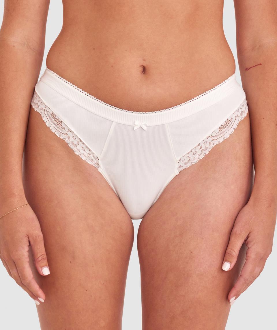 Georgia is wearing a 10BC bra and size 10 underwear, with bust 86cm/34in, waist 69cm/27in, and hip 95cm/37.5in. She stands at 175cm/5'9in.