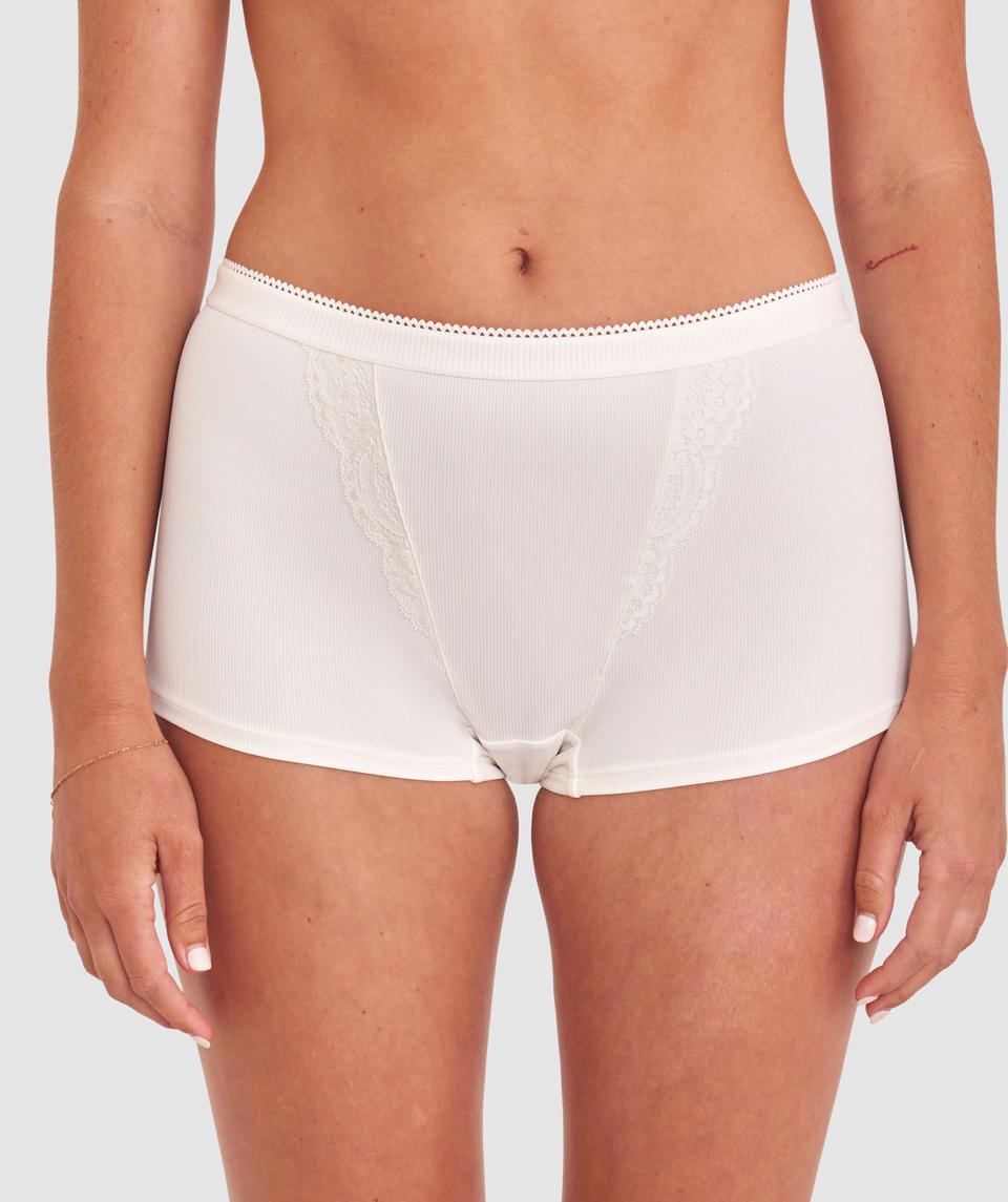 Georgia is wearing a 10BC bra and size 10 underwear, with bust 86cm/34in, waist 69cm/27in, and hip 95cm/37.5in. She stands at 175cm/5'9in.