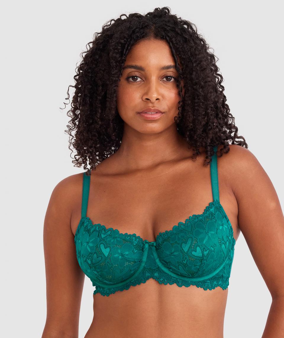 Cameron is wearing a 12DD bra and 12 underwear, with waist 72cm/28in, and hip 88cm/34.5in. She stands at 165cm/5'5in.