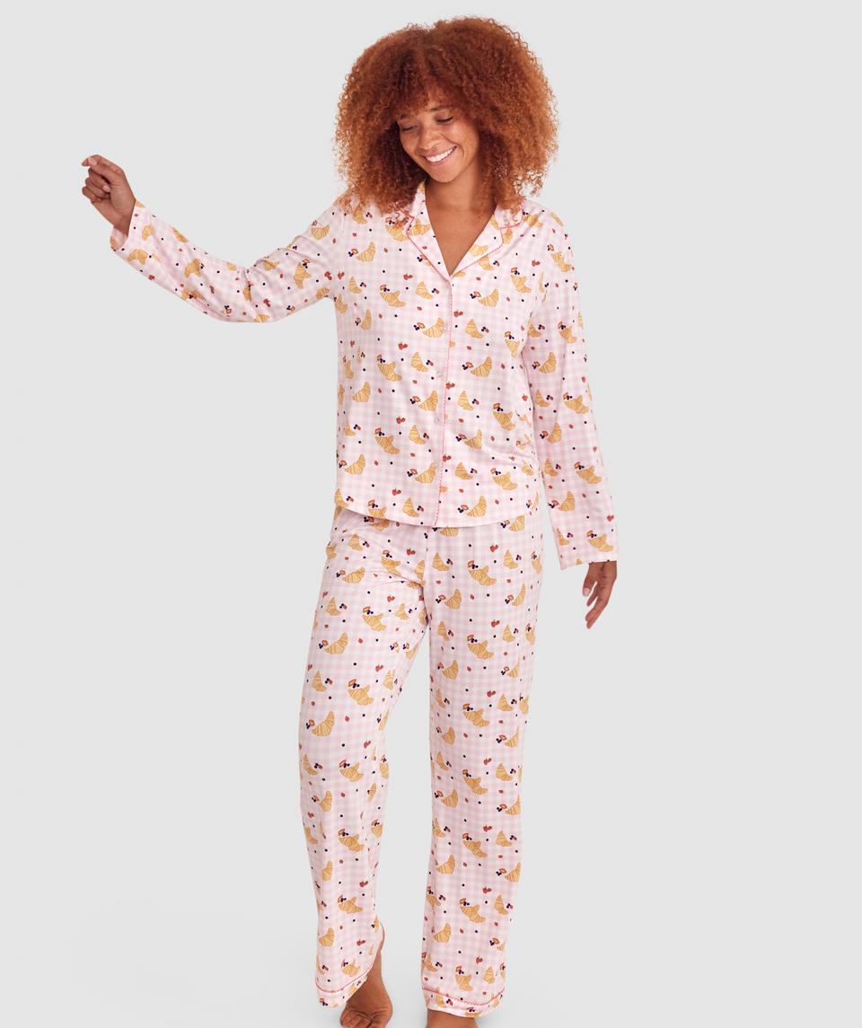 Zara is wearing a 12DD top and 12 bottom, with bust 89cm/35in, waist 71cm/28in, and hip 102cm/40in. She stands at 180cm/5'11in.