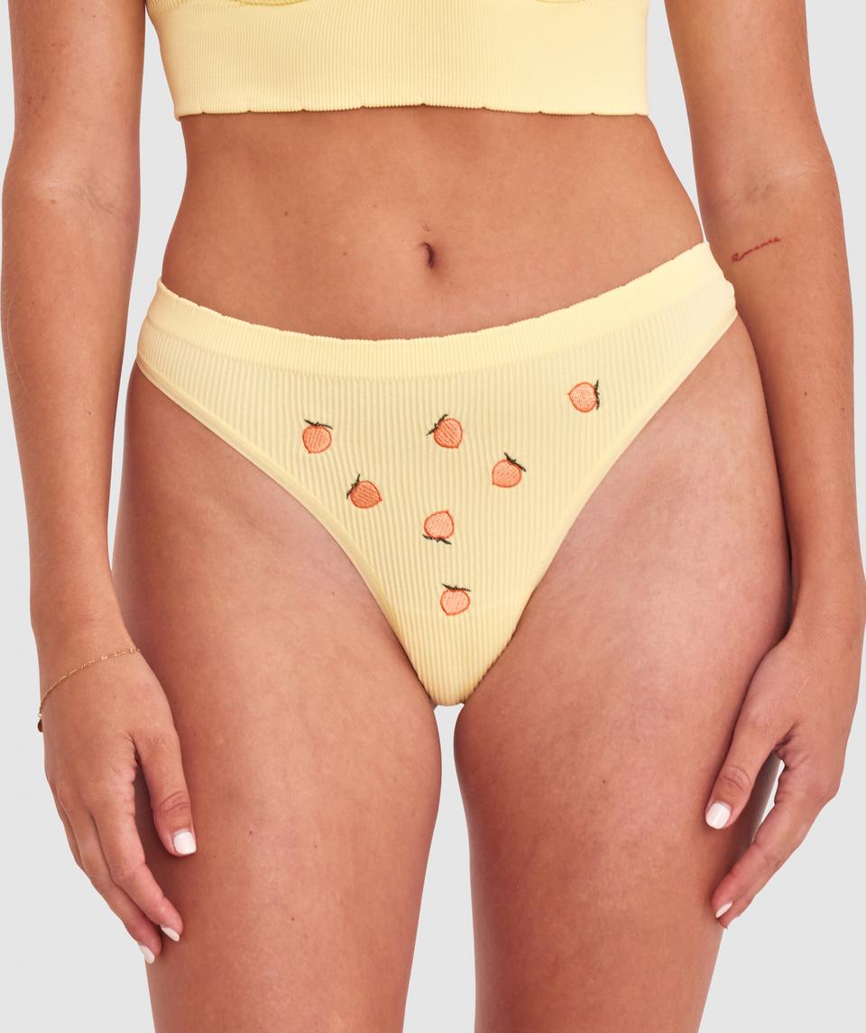 Georgia is wearing a 10BC bra and size 10 underwear, with bust 86cm/34in, waist 69cm/27in, and hip 95cm/37.5in. She stands at 175cm/5'9in.