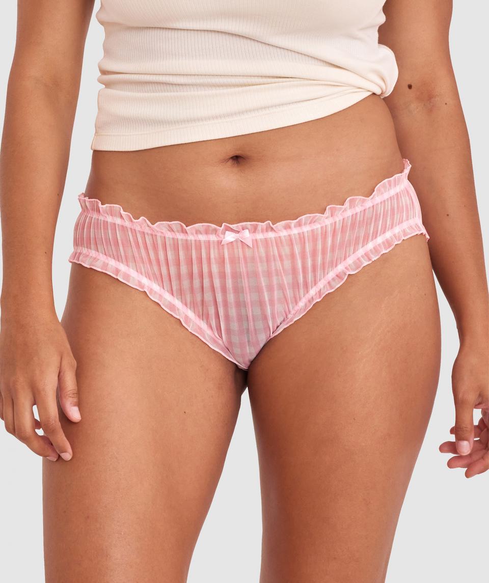Alejandra is wearing a 12DD bra and size 12 underwear. She stands at 173cm/5'8in, with a 30" waist and 41¾" hips.