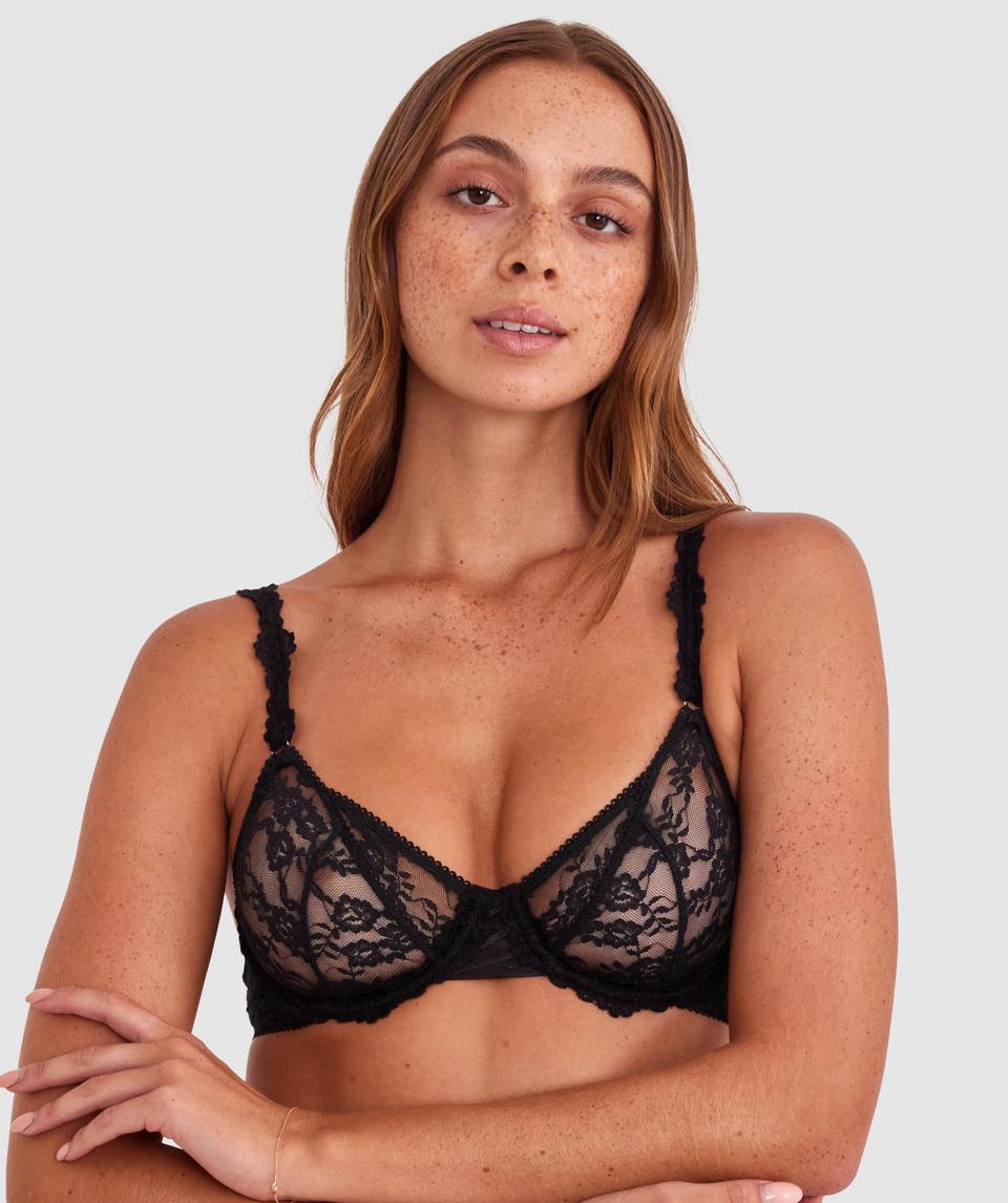 Emma is wearing a 10BC bra and 10 underwear, with bust 81cm/32in, waist 64cm/25in, and hip 93cm/36.5in. She stands at 173cm/5'8in.