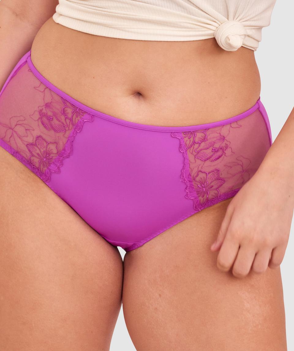 Jasmine is wearing a 12DD bra and size 12 underwear, with bust 96cm/38in, waist 77cm/30.5in, and hip 111cm/43.5in. She stands at 175cm/5'9in.