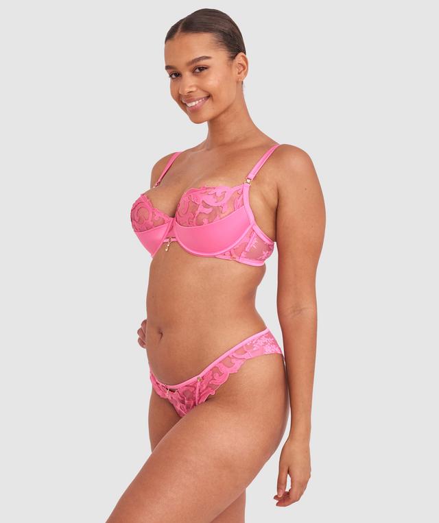Shimma is wearing a 12 DD top and 12 bottom with bust 94cm/37in waist 70cm/27 1/2in and hip 107cm/42in. She stands at 175cm/5'9in.