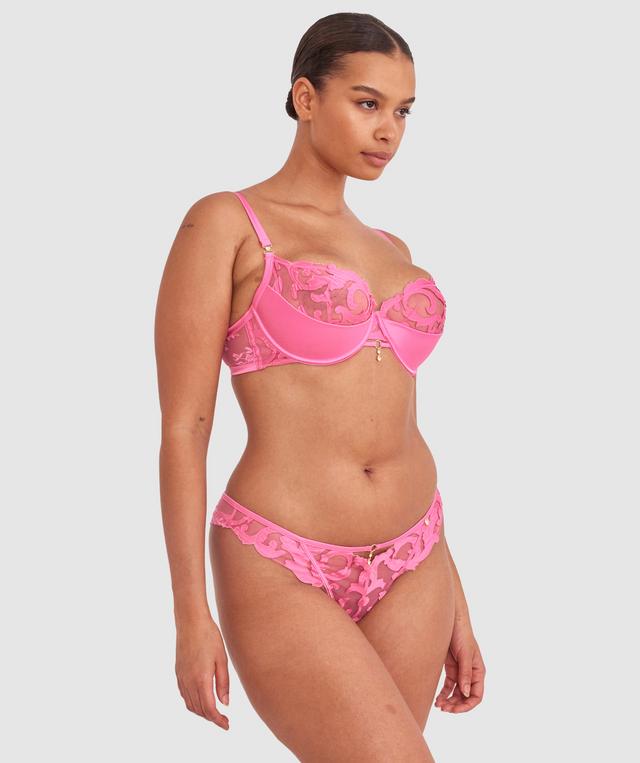 Shimma is wearing a 12 DD top and 12 bottom with bust 94cm/37in waist 70cm/27 1/2in and hip 107cm/42in. She stands at 175cm/5'9in.