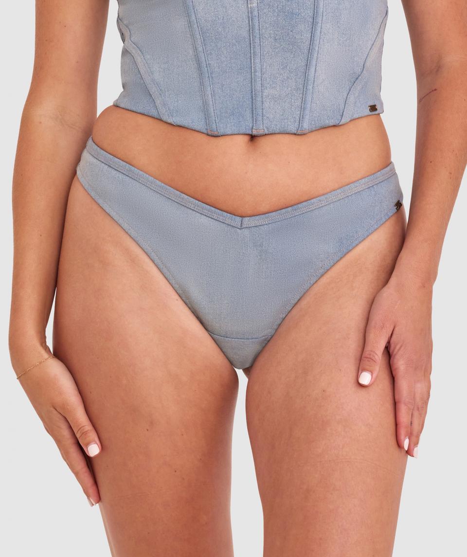 Georgia is wearing a 10BC bra and size 10 underwear, with bust 86cm/34in, waist 69cm/27in, and hip 95cm/37.5in. She stands at 175cm/5'9in.