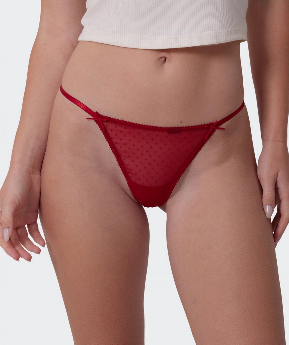 Sianie wears a size 10 B/C bra and size 10 underwear. She is 175cm tall and has measurements of 85cm bust a 66cm waist and 93cm hips.