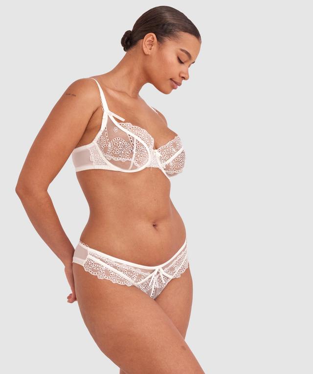 Shimma is wearing a 12 DD top and 12 bottom with bust 94cm/37in waist 70cm/27 1/2in and hip 107cm/42in. She stands at 175cm/5'9in.