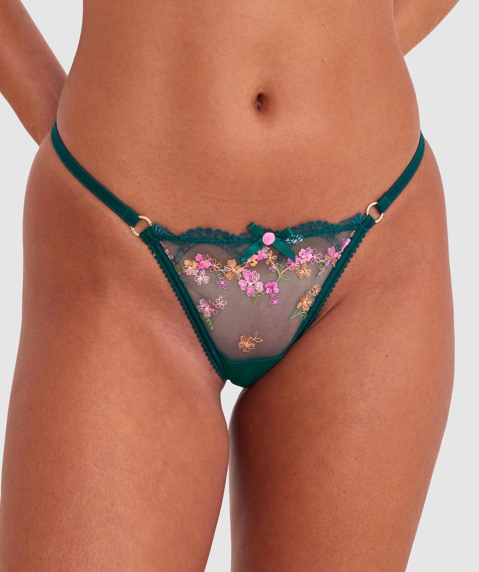 Emma is wearing a 10BC bra and 10 underwear, with bust 81cm/32in, waist 64cm/25in, and hip 93cm/36.5in. She stands at 173cm/5'8in.