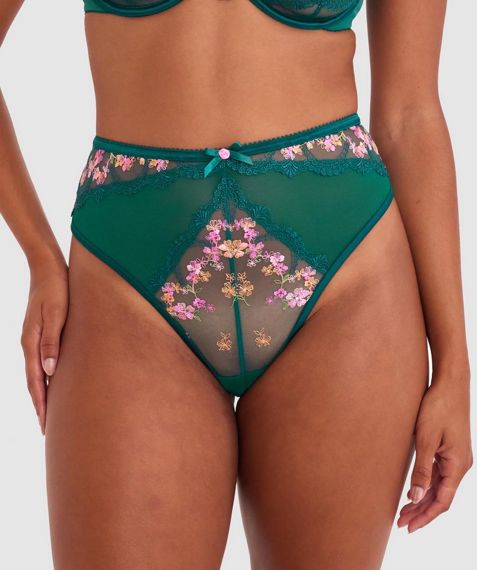 Cameron is wearing a 12DD bra and 12 underwear, with waist 72cm/28in, and hip 88cm/34.5in. She stands at 165cm/5'5in.