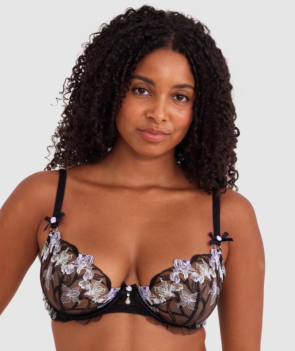 Cameron is wearing a 12DD bra and 12 underwear, with waist 72cm/28in, and hip 88cm/34.5in. She stands at 165cm/5'5in.