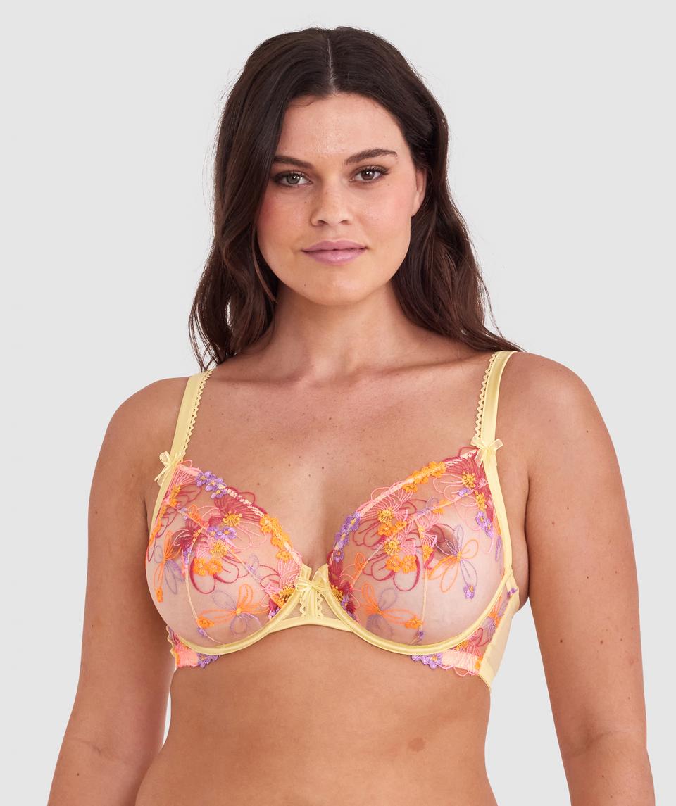 Jasmine is wearing a 12DD bra and size 12 underwear, with bust 96cm/38in, waist 77cm/30.5in, and hip 111cm/43.5in. She stands at 175cm/5'9in.