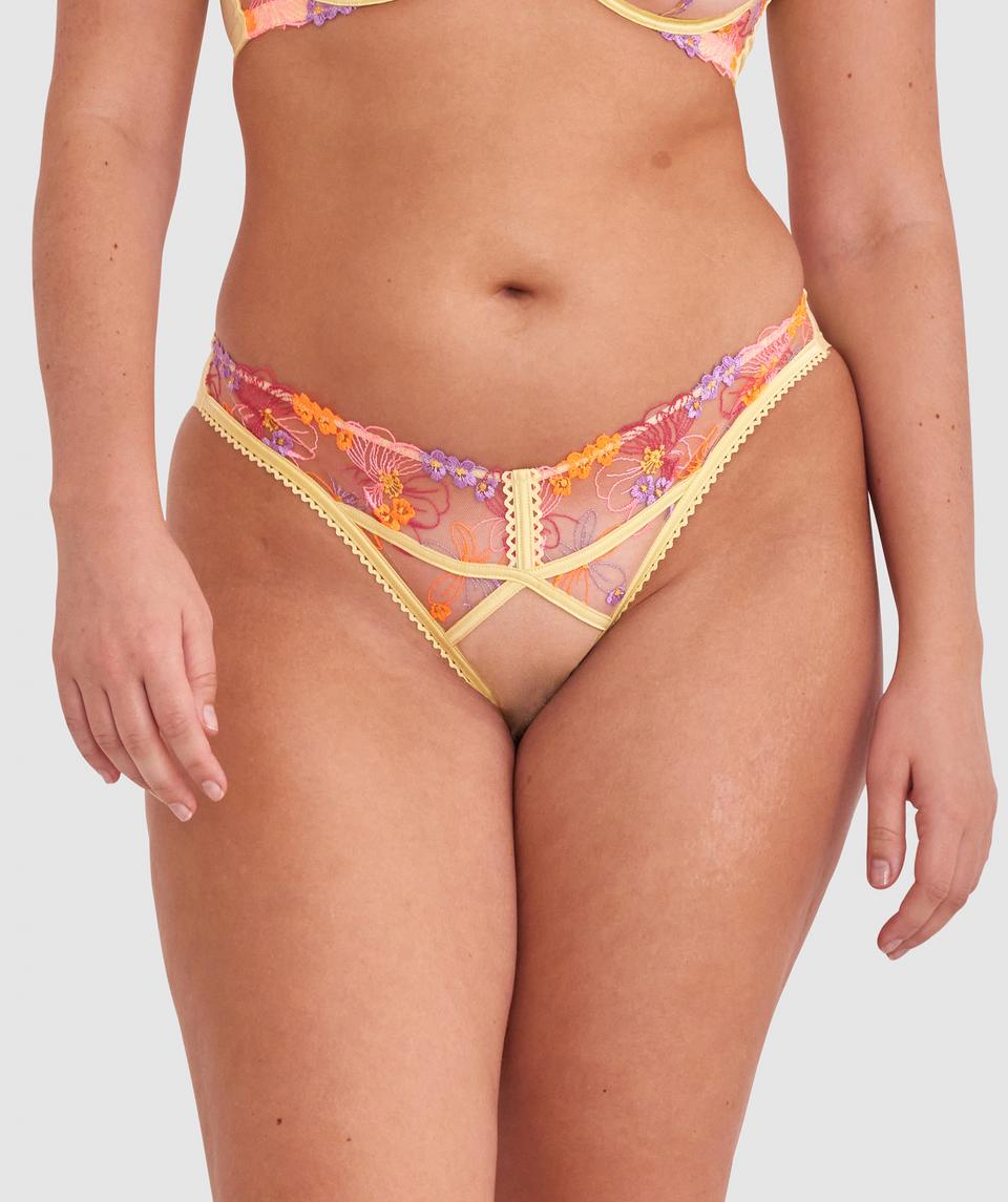 Jasmine is wearing a 12DD bra and size 12 underwear, with bust 96cm/38in, waist 77cm/30.5in, and hip 111cm/43.5in. She stands at 175cm/5'9in.