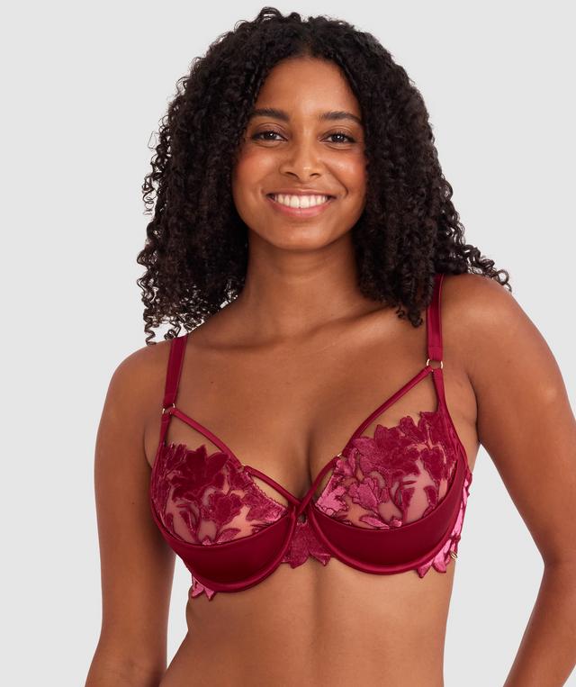 Cameron is wearing a 12DD bra and 12 underwear, with waist 72cm/28in, and hip 88cm/34.5in. She stands at 165cm/5'5in.