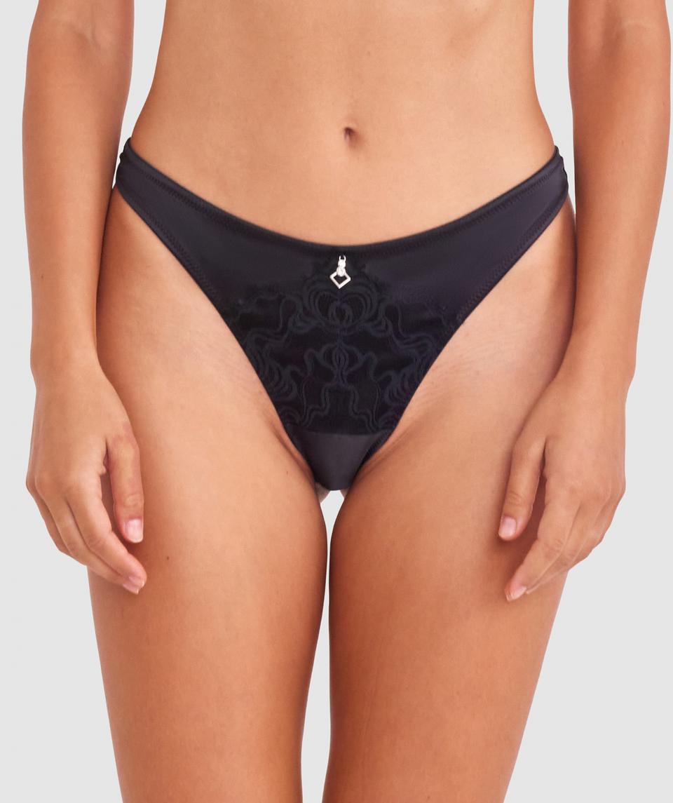 Tamara is wearing a 10B/C top and 10 bottom with bust 82cm waist 64cm and hip 88cm. She stands at 173cm/5'6in.