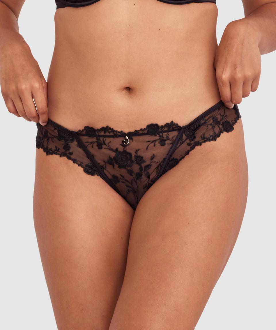 Alejandra is wearing a 12DD bra and size 12 underwear. She stands at 173cm/5'8in, with a 30" waist and 41¾" hips.