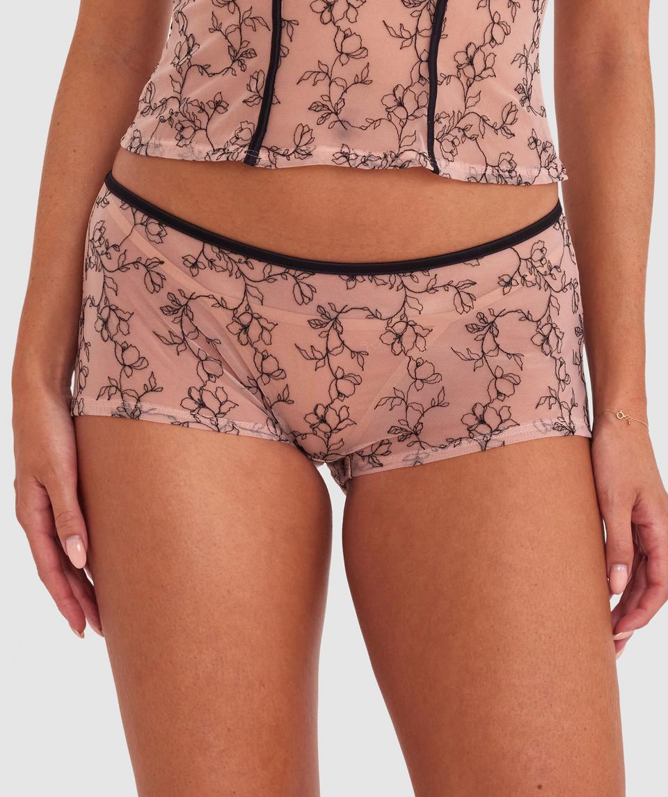 Emma is wearing a 10BC bra and 10 underwear, with bust 81cm/32in, waist 64cm/25in, and hip 93cm/36.5in. She stands at 173cm/5'8in.