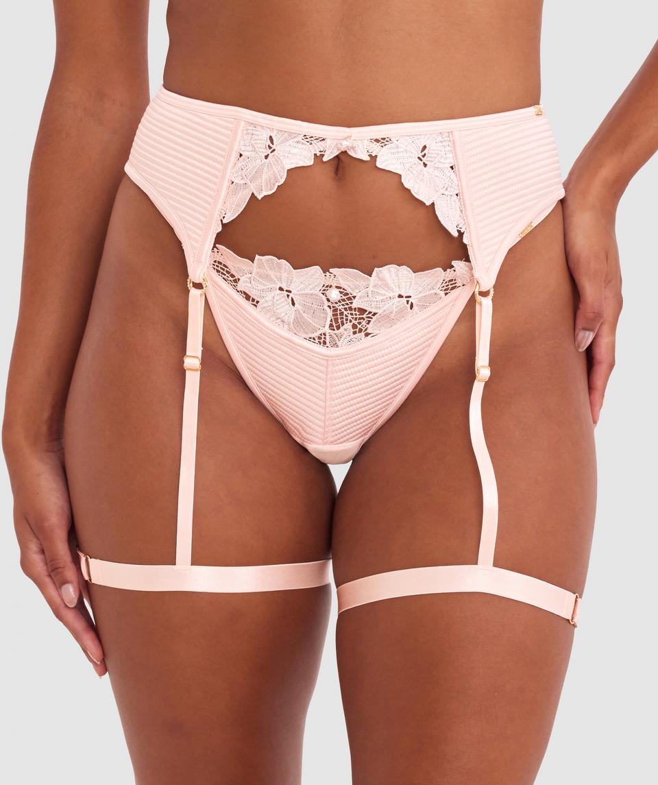 Cameron is wearing a 12DD bra and 12 underwear, with waist 72cm/28in, and hip 88cm/34.5in. She stands at 165cm/5'5in.