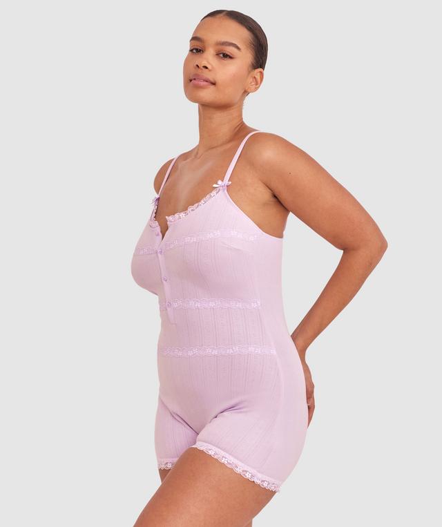 Shimma is wearing a 12 DD top and 12 bottom with bust 94cm/37in waist 70cm/27 1/2in and hip 107cm/42in. She stands at 175cm/5'9in.