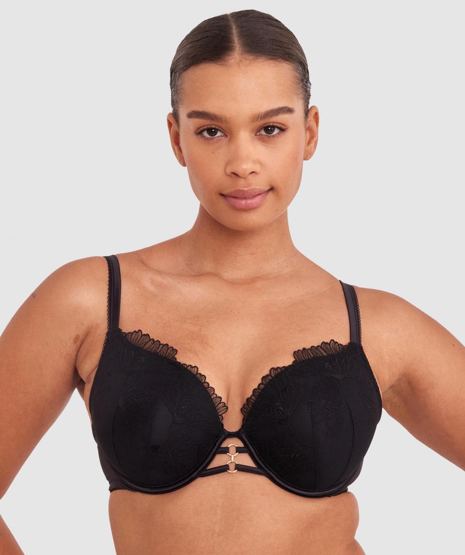 Shimma is wearing a 12 DD top and 12 bottom with bust 94cm/37in waist 70cm/27 1/2in and hip 107cm/42in. She stands at 175cm/5'9in.