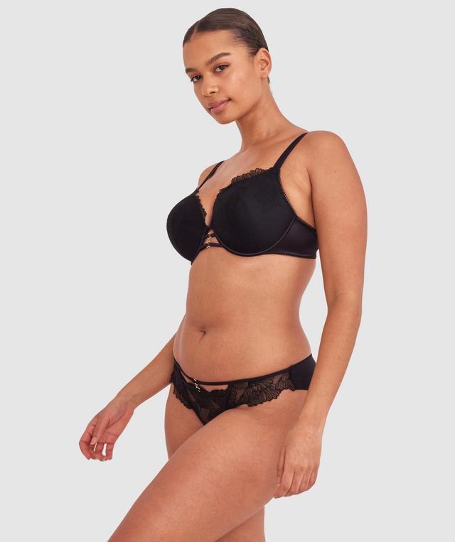 Shimma is wearing a 12 DD top and 12 bottom with bust 94cm/37in waist 70cm/27 1/2in and hip 107cm/42in. She stands at 175cm/5'9in.