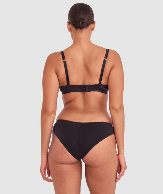 Shimma is wearing a 12 DD top and 12 bottom with bust 94cm/37in waist 70cm/27 1/2in and hip 107cm/42in. She stands at 175cm/5'9in.