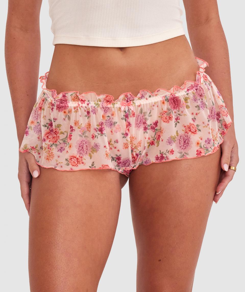 Olivia is wearing a 10B/C top and 10 bottom with bust 81cm/32in waist 65cm/25 1/2in and hip 99cm/39in. She stands at 177cm/5'9in.