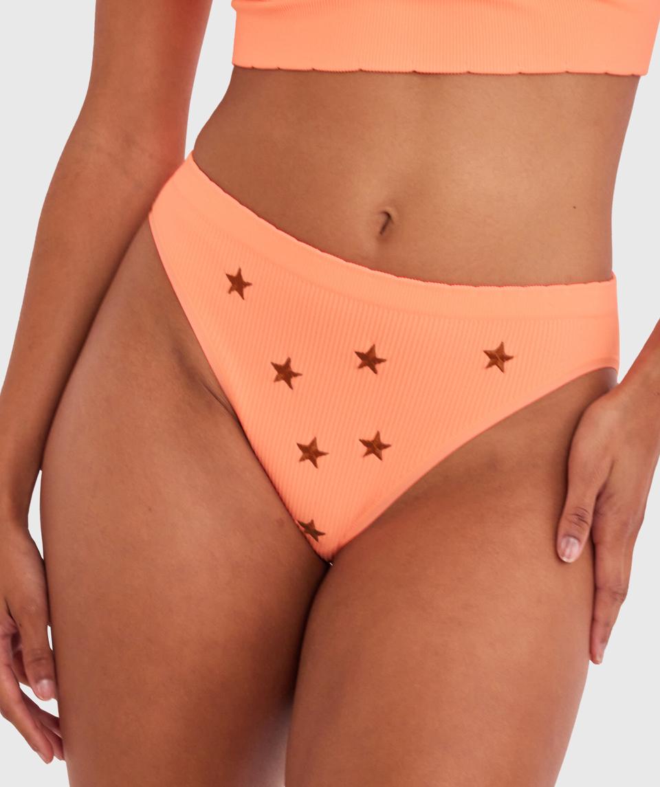 Cameron is wearing a 12DD bra and 12 underwear, with waist 72cm/28in, and hip 88cm/34.5in. She stands at 165cm/5'5in.