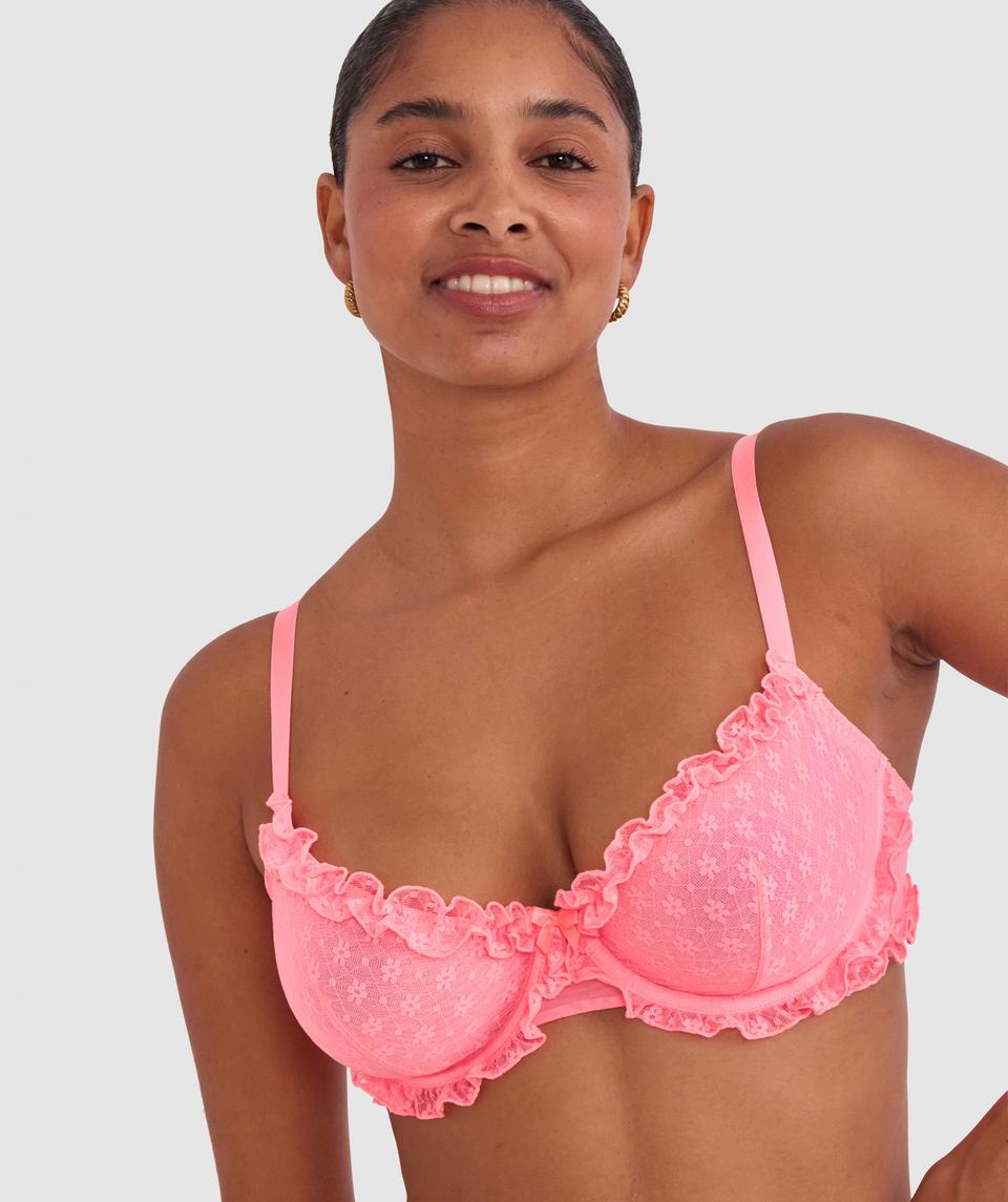 Cameron is wearing a 12DD bra and 12 underwear, with waist 72cm/28in, and hip 88cm/34.5in. She stands at 165cm/5'5in.