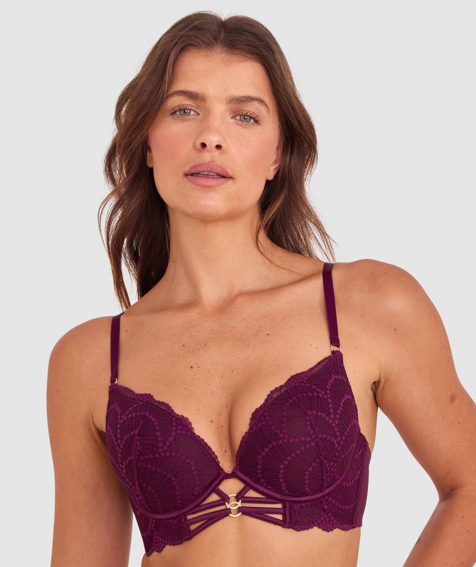 Kris wears a size 10C bra and size 10 underwear. She is 181cm tall and has measurements of 84cm bust a 66cm waist and 99cm hips.