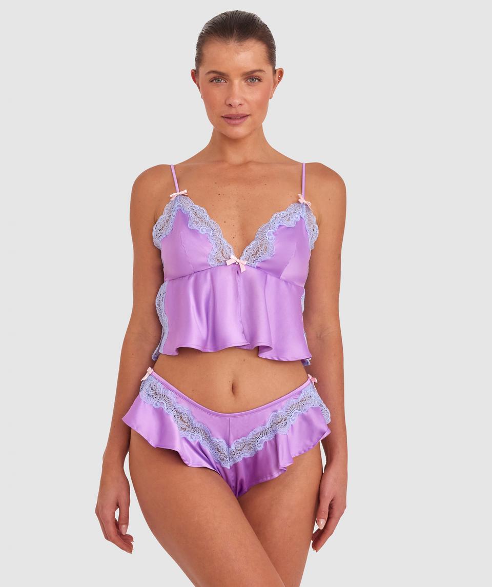 Kris wears a size 10C bra and size 10 underwear. She is 181cm tall and has measurements of 84cm bust a 66cm waist and 99cm hips.