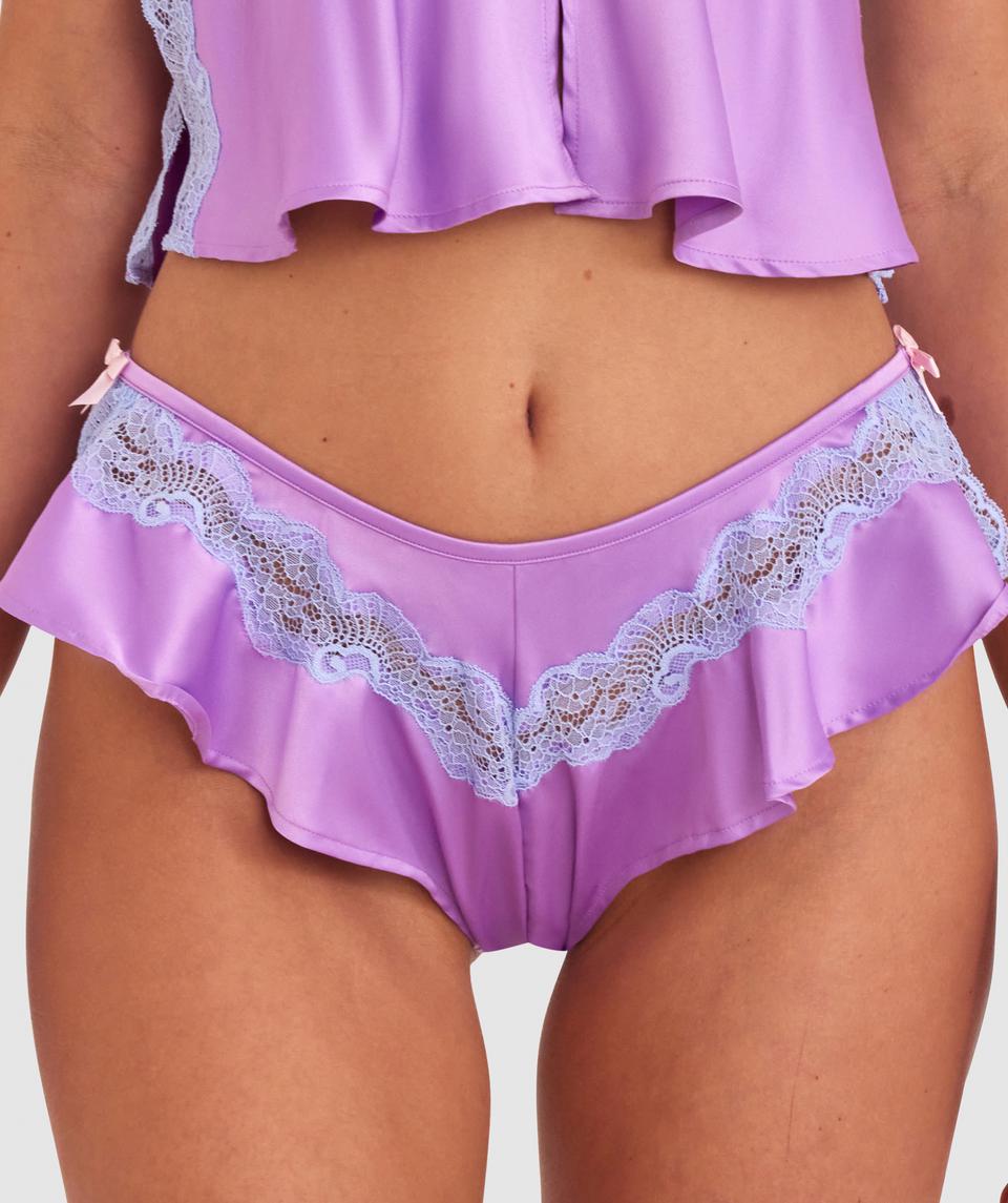 Kris wears a size 10C bra and size 10 underwear. She is 181cm tall and has measurements of 84cm bust a 66cm waist and 99cm hips.