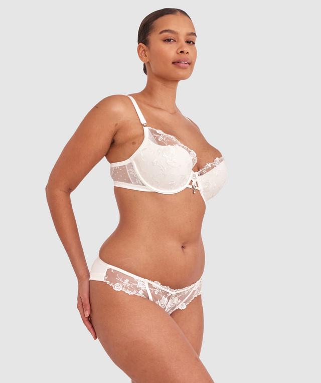 Shimma is wearing a 12 DD top and 12 bottom with bust 94cm/37in waist 70cm/27 1/2in and hip 107cm/42in. She stands at 175cm/5'9in.