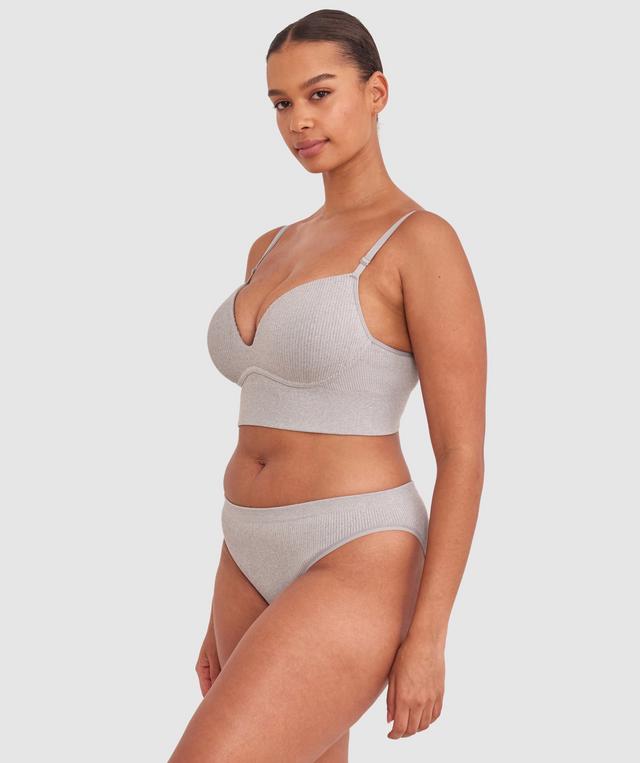 Shimma is wearing a 12 DD top and 12 bottom with bust 94cm/37in waist 70cm/27 1/2in and hip 107cm/42in. She stands at 175cm/5'9in.